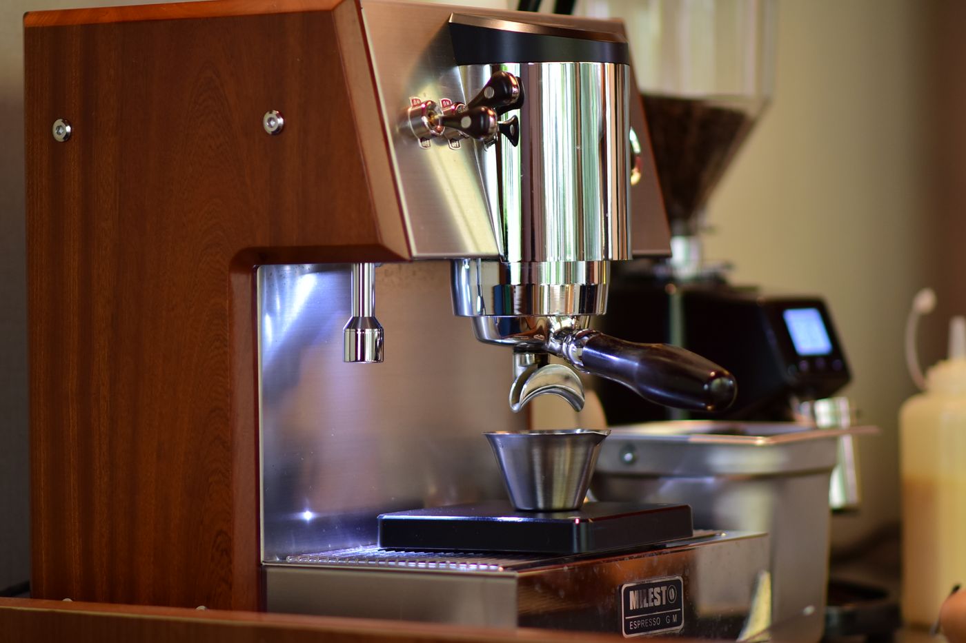 An espresso machine pulling a shot at a local Brewly cafe